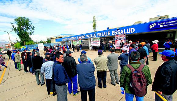 Trabajadores de EsSalud realizan paro de 48 horas por mejoras salariales