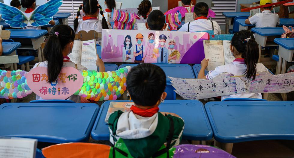 Imagen referencial de estudiantes de primaria en una escuela de China. (STR / AFP).