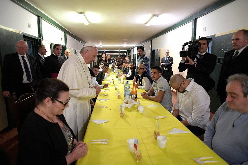Papa Francisco almorzó acompañado de reclusas latinoamericanas en cárcel (FOTOS)
