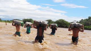 Tumbes: Agricultores del distrito de Casitas arriesgan su vida al cruzar la quebrada con sus productos agrícolas (VIDEO)