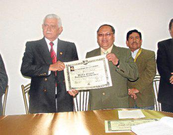 Universidad entrega título honorífico a Daniel Alcides Carrión