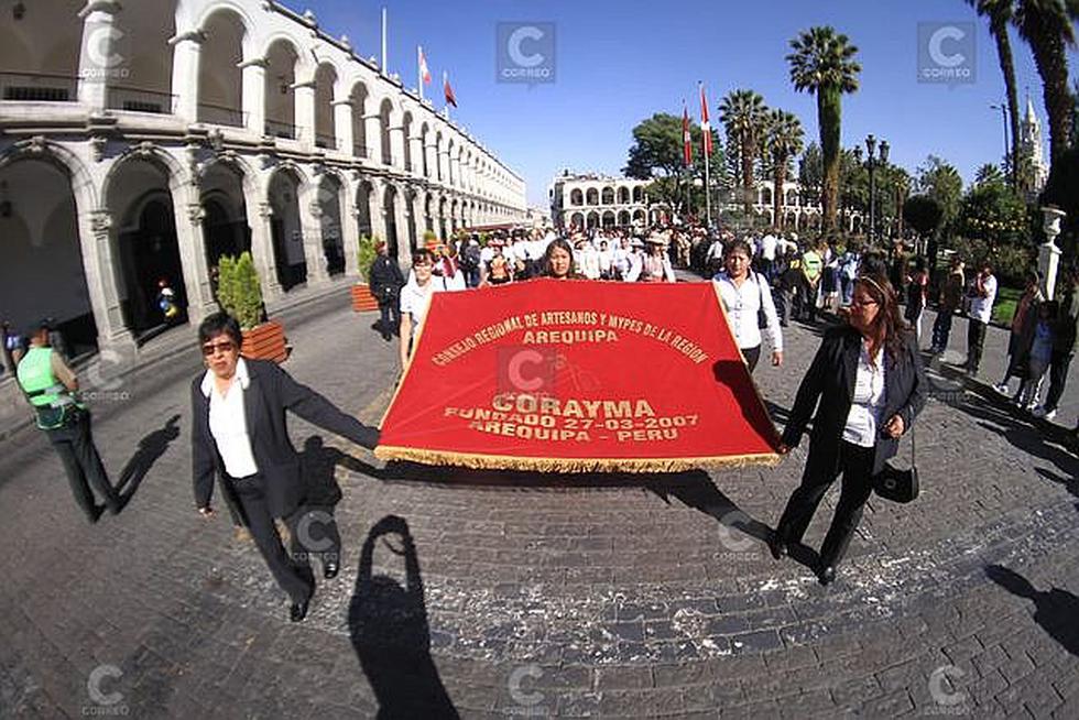 Celebran el Día del Artesano con desfile en la Plaza de Armas  (FOTOS)