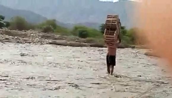 La Libertad: Hombre trata de cruzar río con cajas de uvas y mira lo que le pasó (VIDEO)