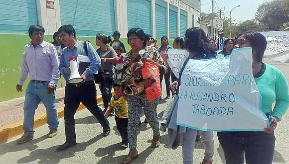 Pobladores protestan por el colapso de desagües en Catacaos (VIDEO)