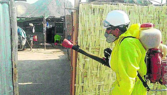 Fumigan sectores de Parcona para eliminar criaderos de zancudos