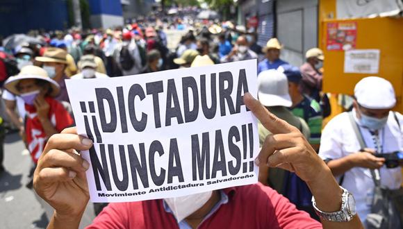 Miles salieron a las calles para protestar contra el uso de bitcoins y otras medidas económicas, y contra un decreto que destituyó a los jueces de sus funciones, en San Salvador, el 30 de septiembre de 2021. (Foto: MARVIN RECINOS / AFP)