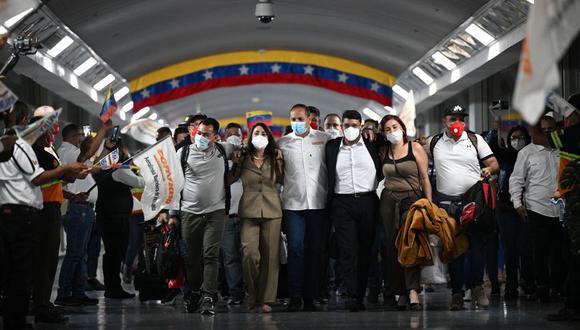 Los miembros de la tripulación del Boeing 747-300 venezolano de la aerolínea Emtrasur Cargo caminan con el Ministro de Transporte de Venezuela, Ramón Velazques, a su llegada al Aeropuerto Internacional Simón Bolívar en Maiquetía, estado de La Guaira, Venezuela, el 16 de septiembre de 2022. (Foto de Federico Parra / AFP )