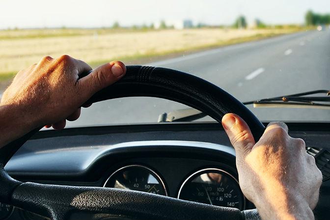 Rusia prohíbe conducir a travestis, sadomasoquistas y cleptómanos 