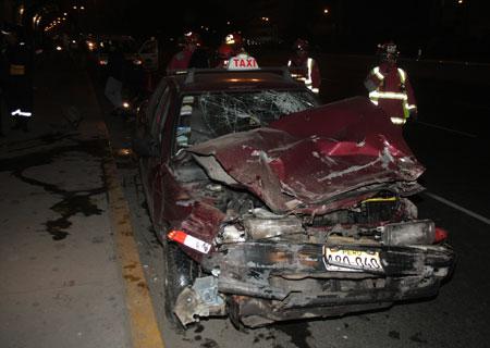 Conductor se queda dormido y derriba un paradero