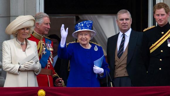 La reina Isabel II saluda flanqueada por miembros de la familia real británica: Camilla, duquesa de Cornualles; príncipe Carlos, príncipe de Gales; príncipe Andrés, duque de York; y el príncipe Harry. (Foto de CARL COURT / AFP)