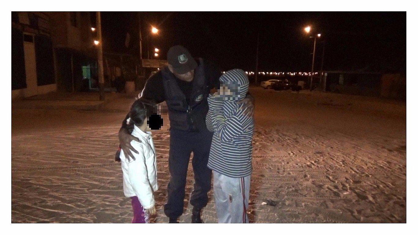 Nuevo Chimbote: Serenos ubican a hermanitos extraviados y los llevan con su familia 
