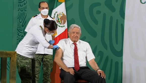 El presidente de México, Andrés Manuel López Obrador, recibe su segunda dosis de la vacuna contra la covid-19 durante su rueda de prensa matutina hoy, en el Palacio Nacional de la Ciudad de México. (Foto: captura de pantalla | Twitter|Gobierno de México)