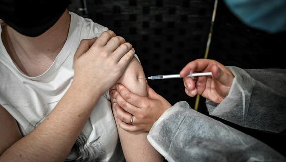 Un paciente recibe una dosis de la vacuna Pfizer-BioNTech contra el COVID-19 en el centro de vacunación temporal en la 'Orangerie' del Palacio de Versalles. (STEPHANE DE SAKUTIN / AFP).
