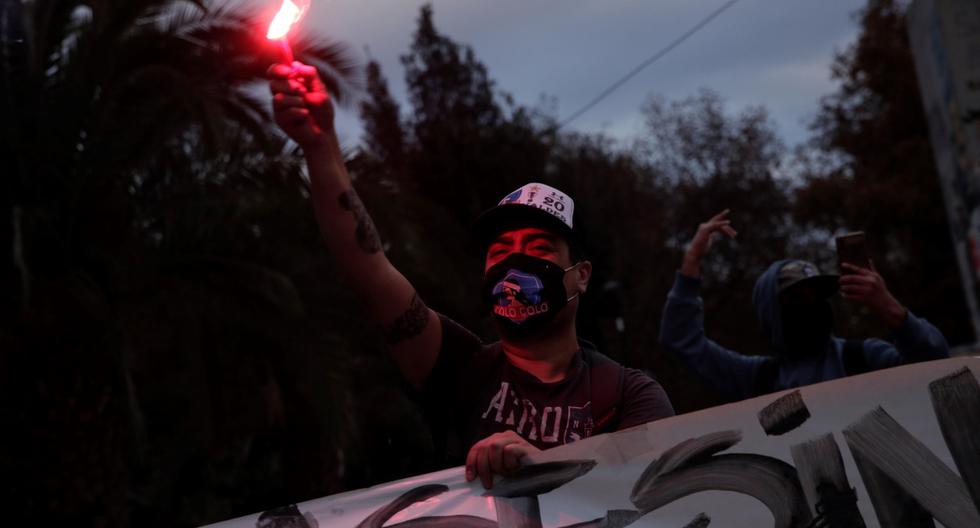 Imagen referencial. Un manifestante levanta una bengala para protestar contra el Gobierno de Sebastián Piñera. (EFE/ Alberto Valdés).