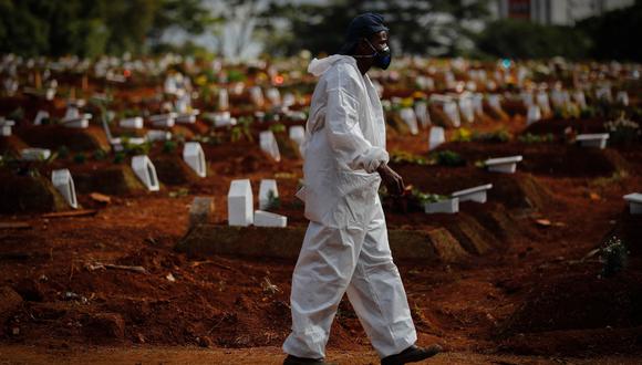 Un hombre trabaja enterrando víctimas de COVID-19 en el Cementerio Vila Formosa, en Sao Paulo (Brasil). (Foto: EFE/Fernando Bizerra Jr)