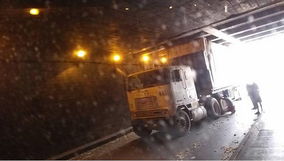 Reportan gran congestión en bypass de Alfonso Ugarte por camión atascado 