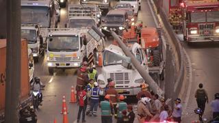 Vía Evitamiento: poste de luz cae sobre camión tras ser derribado por tráiler (FOTOS Y VIDEO)