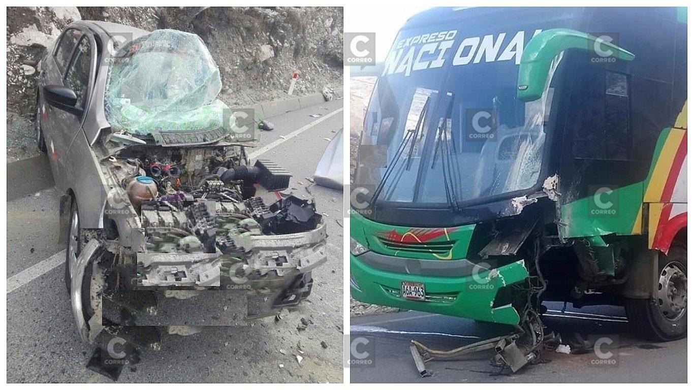 Bus repleto de alumnos choca con auto y muere una familia completa
