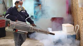Pacientes con dengue son atendidos en autos y mototaxis por falta de camas UCI en Piura