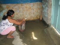 Nuevo Chimbote: Desagüe aniega cinco viviendas en "Romero Leguía"