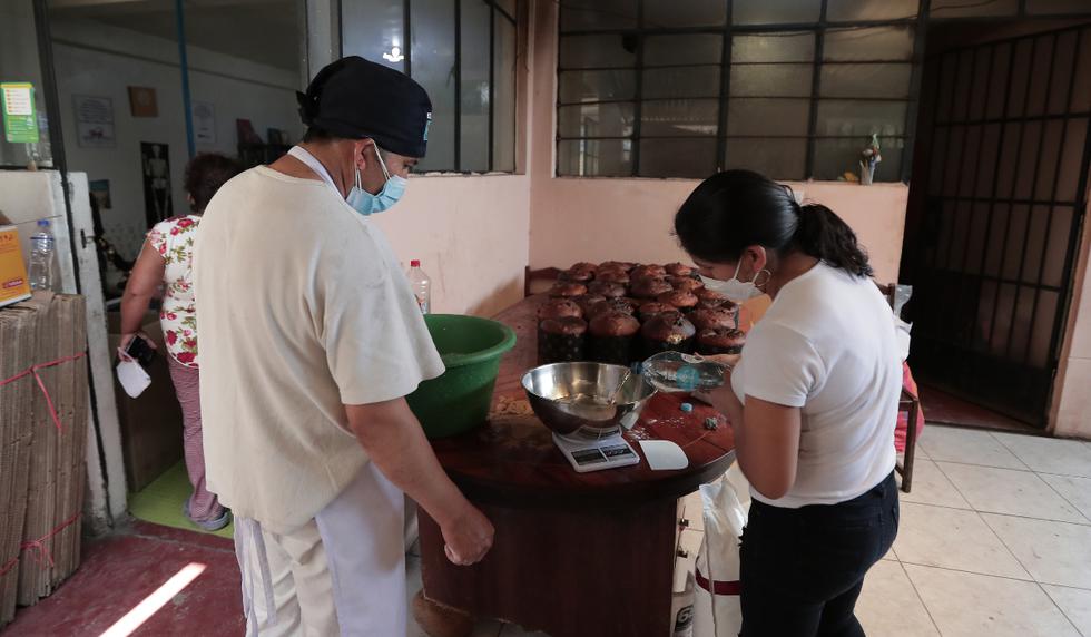 Las mujeres de la olla común reciben el apoyo voluntario de uno de sus vecinos, un maestro panadero.
Foto / Jesús Saucedo / @photo.gec