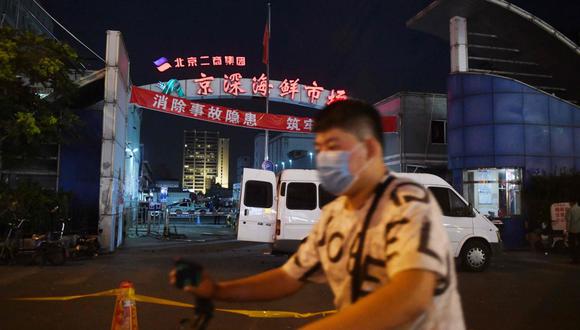 China: Varios barrios de Beijing vuelven a adoptar confinamiento por rebrote de coronavirus. (AFP / GREG BAKER)