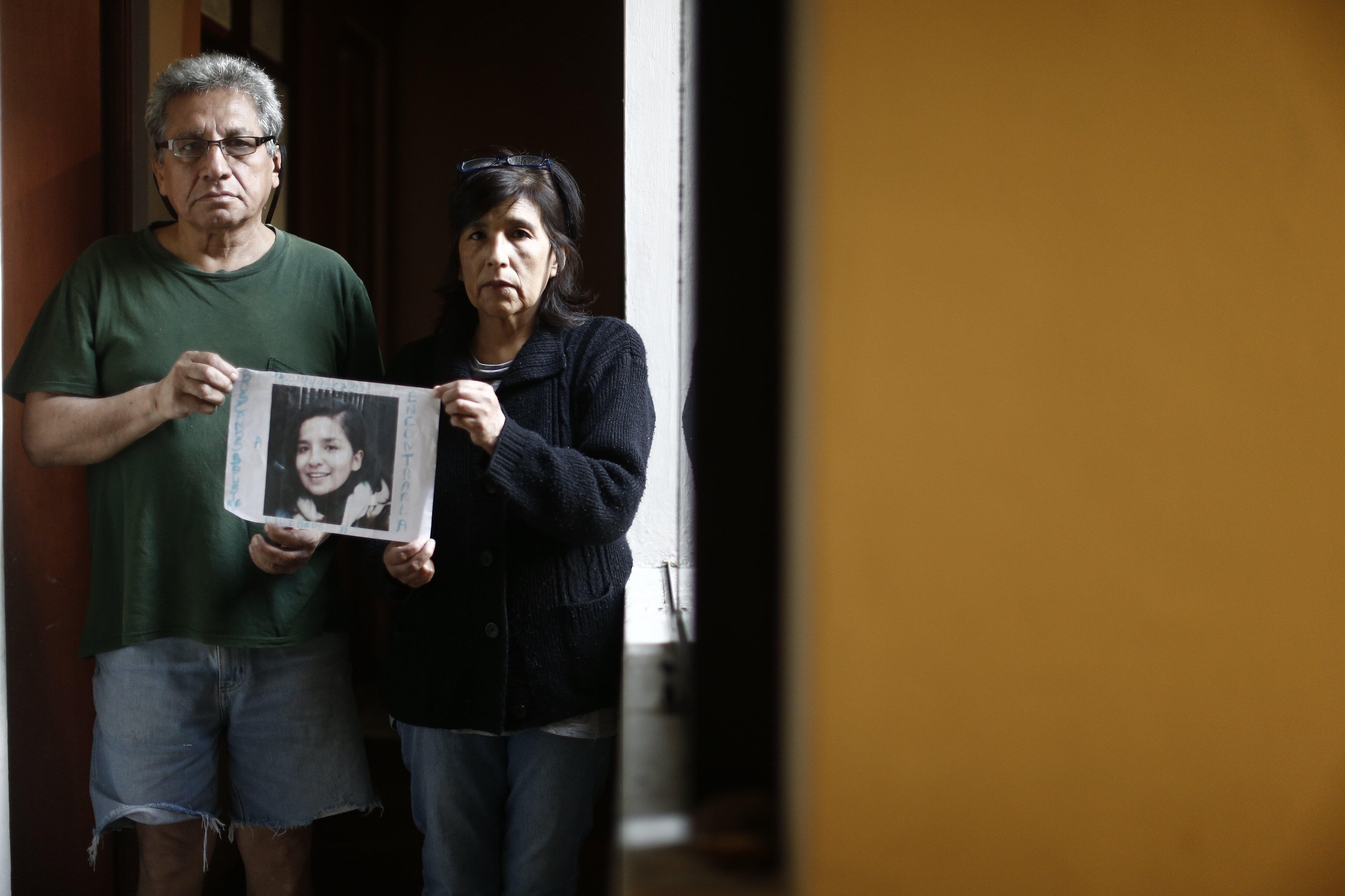 ROSARIO AYBAR MADRE DE SOLSIRET RODRIGUEZ POSA JUNTO A LA FOTOGRAFIA DE SU HIJA DESAPARECIDA HACE 18 MESES.