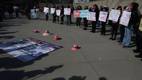 Feministas y miembros de la comunidad LGBT+ participan en una protesta contra el asesinato de dos mujeres lesbianas que fueron encontradas desmembradas y dentro de bolsas de plástico el pasado domingo, en Ciudad Juárez, estado de Chihuahua, México, el 20 de enero de 2022. (Foto de HERIKA MARTINEZ / AFP)