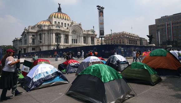 Vista del plantón de los seguidores y miembros del Frente Nacional Anti-AMLO (FRENAA) que continúan bloqueando a lo largo de Paseo de La Reforma y Avenida Juárez, con tiendas de campaña en Ciudad de México. (EFE/Sáshenka Gutiérrez).