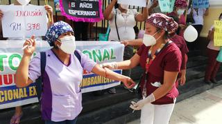 Trabajadores de Salud “se desangran” frente a la catedral de Piura