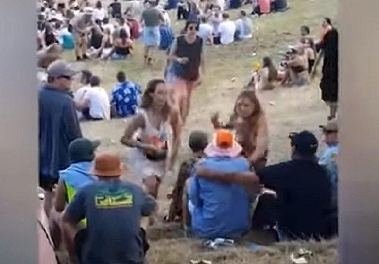 Hombre toca pechos a chica y ella le da una paliza (VIDEO)