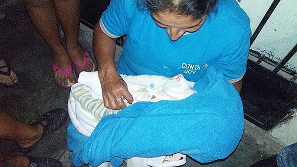 Abandonan a bebé recién nacido en montículo de basura (VIDEOS)