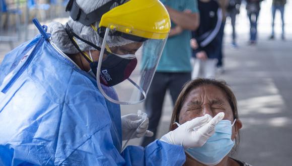 Conoce qué debes si has estado con una persona contagiada o si has dado positivo al coronavirus. (Foto: Ernesto Benavides / AFP)