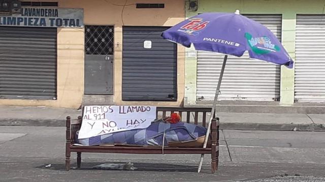 El cadáver de una mujer en una banca en Guayaqui. (Twitter de @ronaldcordova).