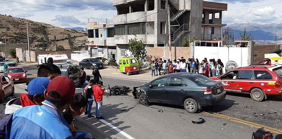 Joven muere tras estrellar su motocicleta contra automóvil luego de pasar a un camión