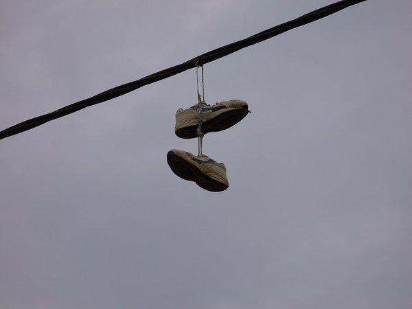 ¿Por qué cuelgan zapatillas en los cables eléctricos?