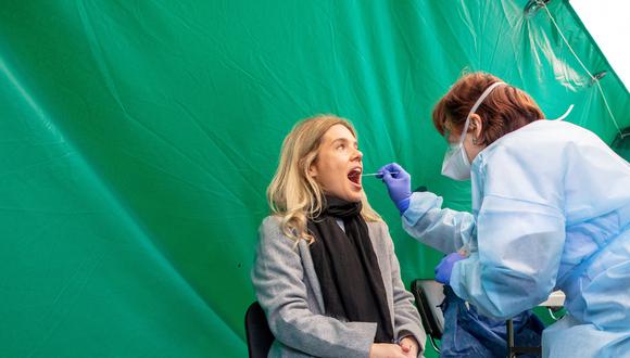 Una trabajadora de salud administra una prueba de hisopo para Covid-19 en un centro de pruebas portátil en Dublín, Irlanda. (Foto: Paul Faith / AFP)
