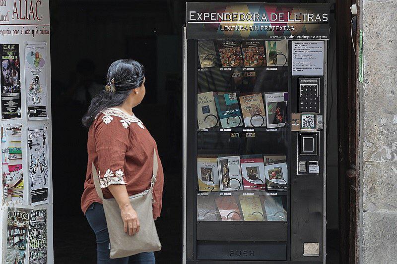 Fomentan la lectura con máquina expendedora de libros