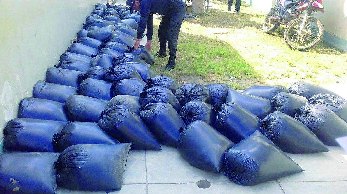 Tumbes: La Policía incauta más de 720 galones de combustible de contrabando en A. Araujo