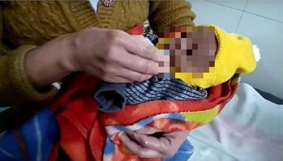 Bebé de 20 días fue rescatada tras ser enterrada por su padres (VIDEO)