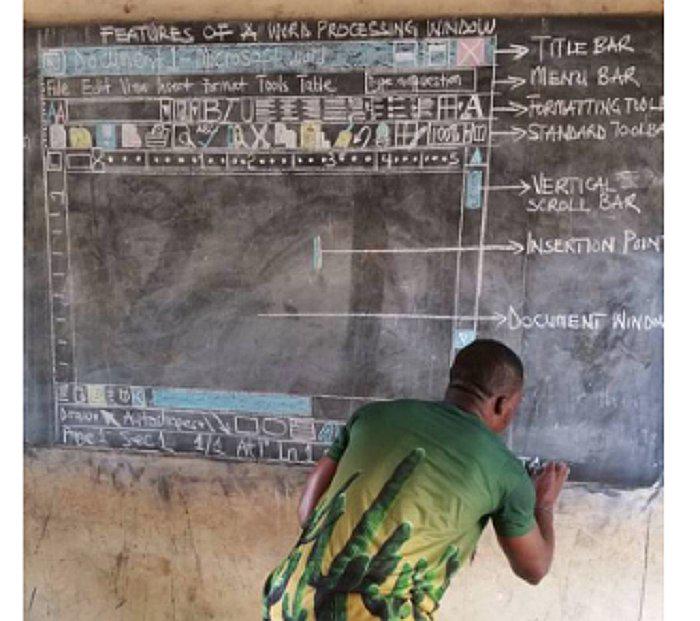Facebook: Profesor de Ghana enseña Word con tiza en pizarra (FOTOS)