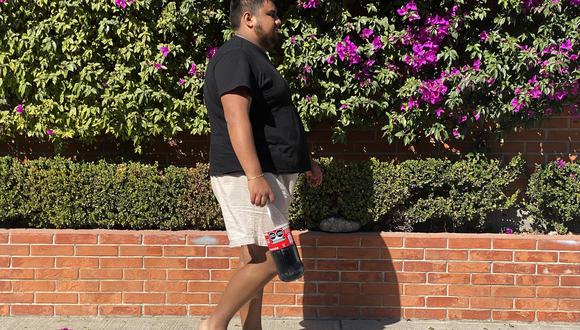 Un persona con obesidad camina hoy por una calle de la Ciudad de México (México). (Foto: EFE/Alex Cruz)
