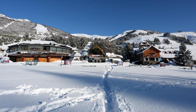 Fotografía de la base de la estación de esquí Cerro Catedral en Bariloche, Río Negro (Argentina). (AFP / FRANCISCO RAMOS MEJIA).