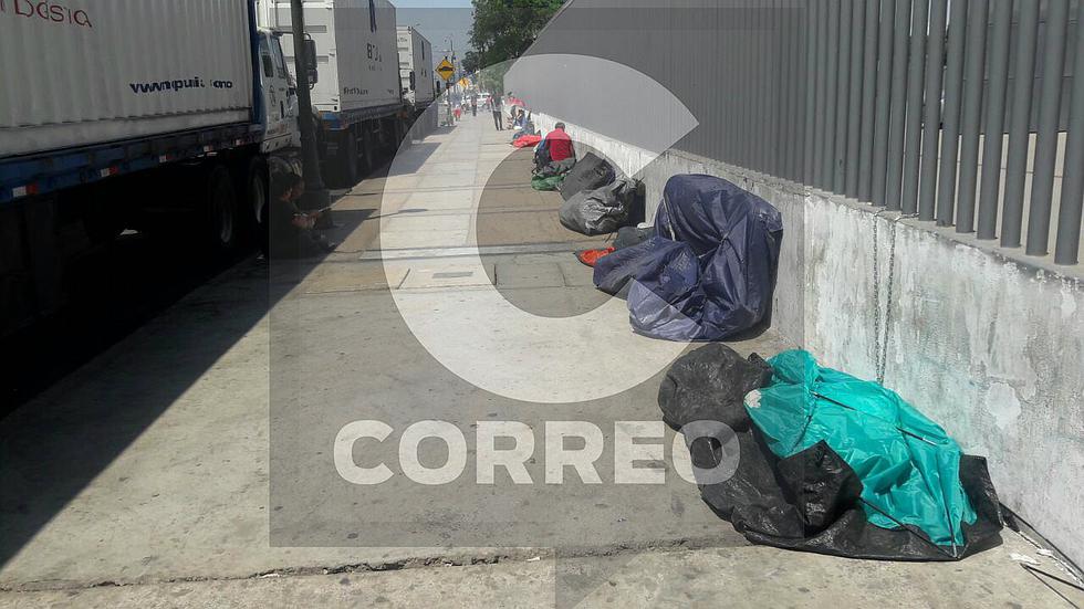 Fanáticos permanecen en exteriores del Estadio Nacional por concierto de Radiohead