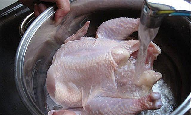 La mejor manera de matar las posibles bacterias del pollo no es lavándolo 