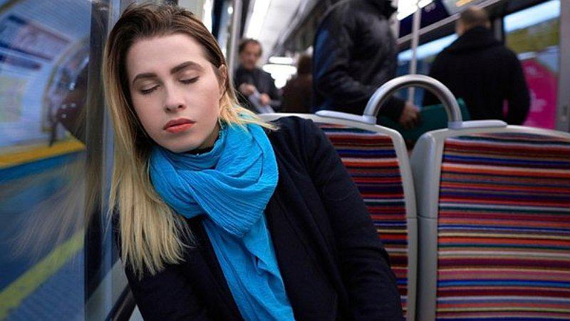 Por esta razón te despiertas unos metros antes que el bus llegue al paradero