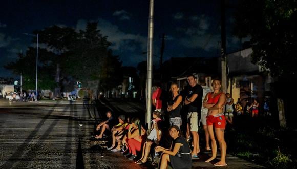 Los residentes se reúnen afuera en un vecindario en medio de un apagón eléctrico prolongado después del huracán Ian en La Habana el 30 de septiembre de 2022. (Foto de Adalberto ROQUE / AFP)