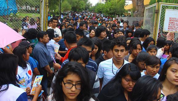 Postulantes rinden examen en la Universidad Nacional de San Agustín