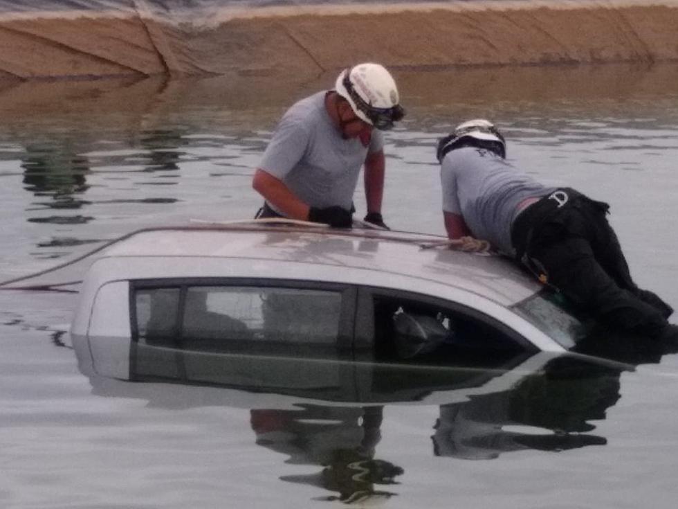 Camioneta despista y cae a un reservorio y conductor fallece ahogado