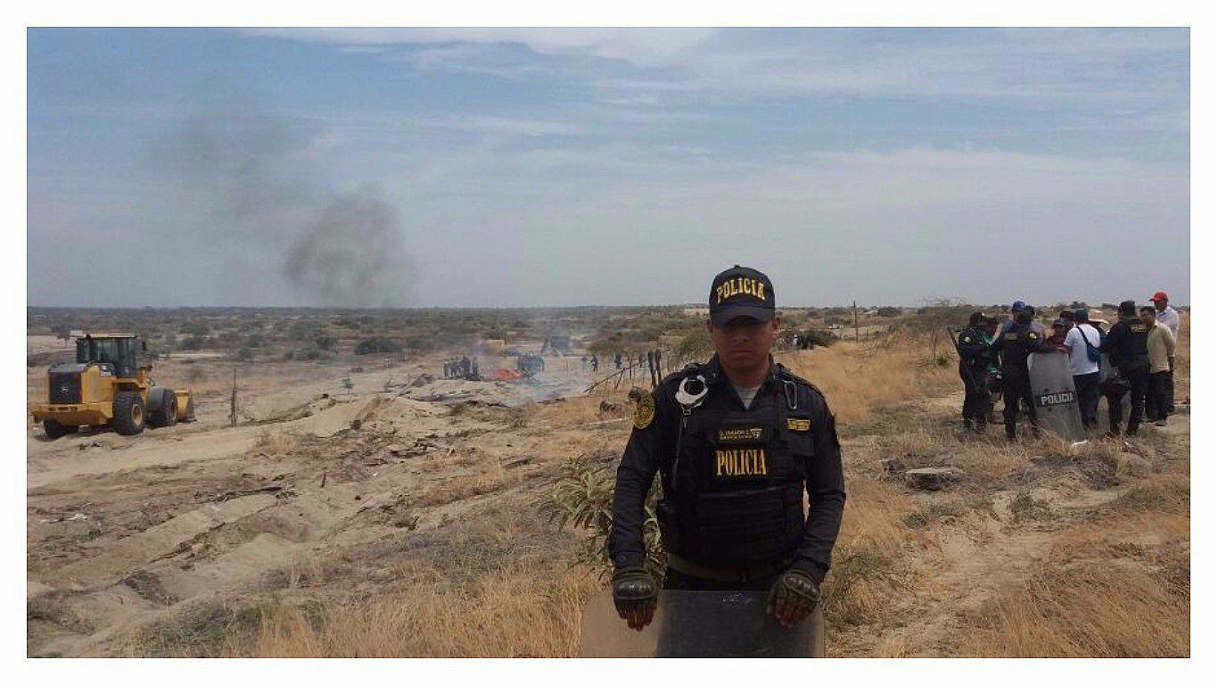 La PNP intenta desalojar a más de 700 personas (VIDEO)